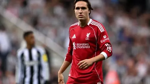 乌拉圭球员反击掐脖挑衅，一拳击倒对手！